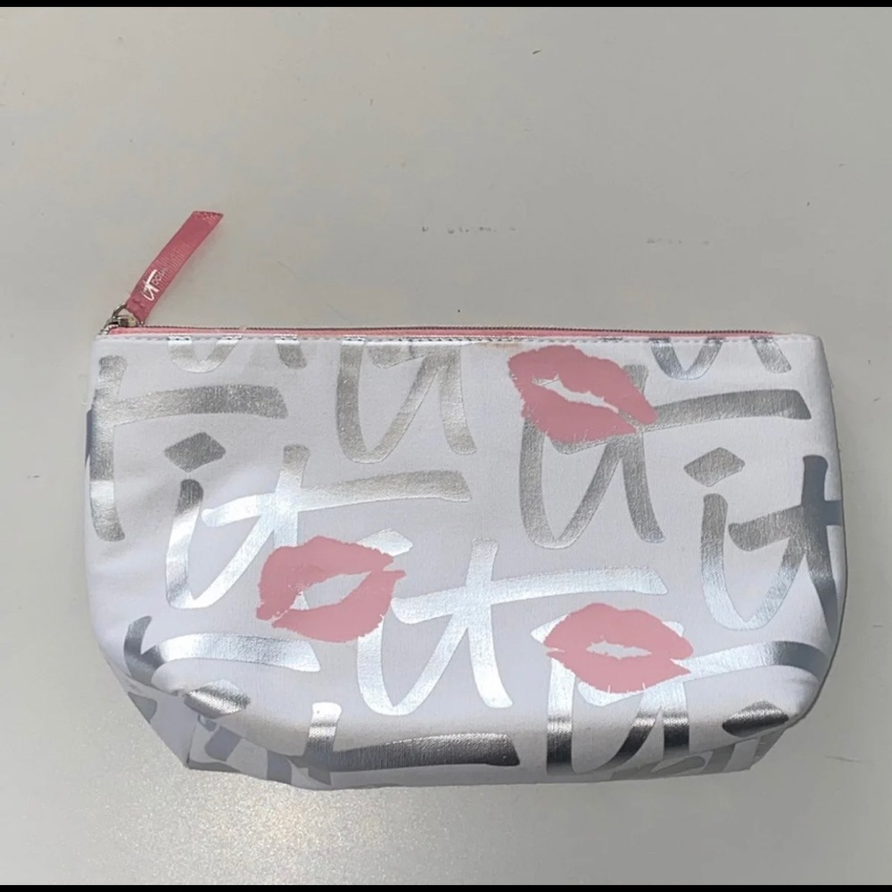 It cosmetics Makeup bag